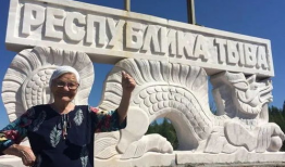 91年老阿姨在郑成功雕像直播,深情讲述历史故事